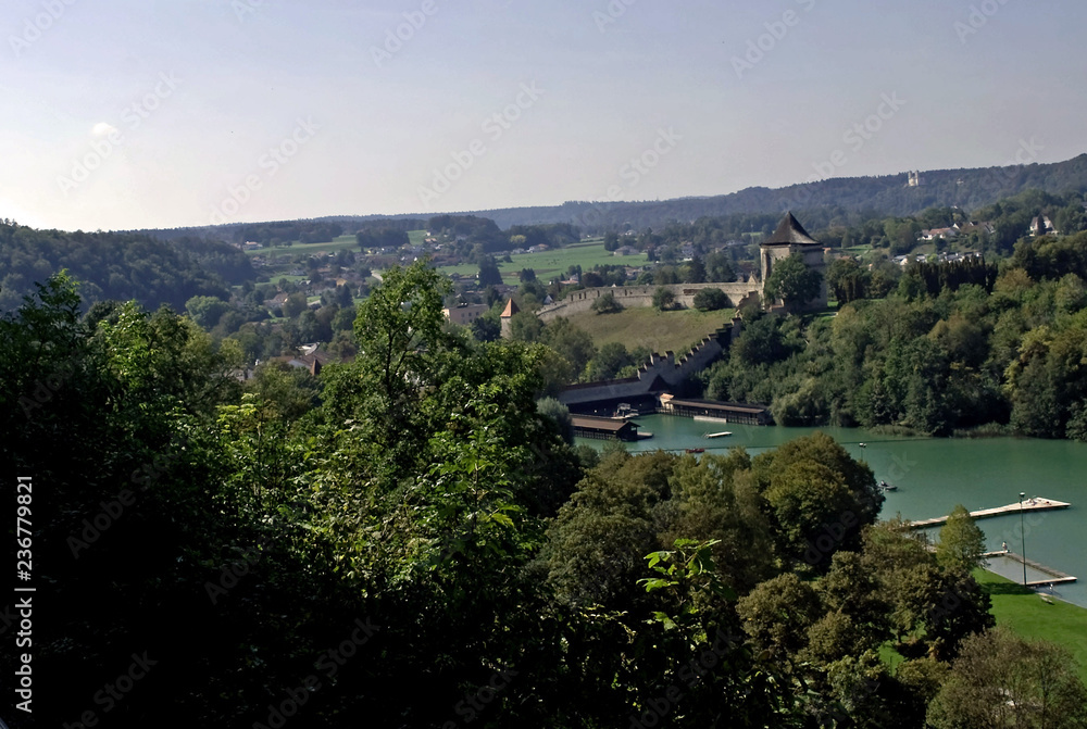 Blick über die Zinnen auf den Wöhrsee - Urbett oder alter Flussarm der Salzach Blick über die Zinnen auf den Wöhrsee - Urbett oder alter Flussarm der Salzach