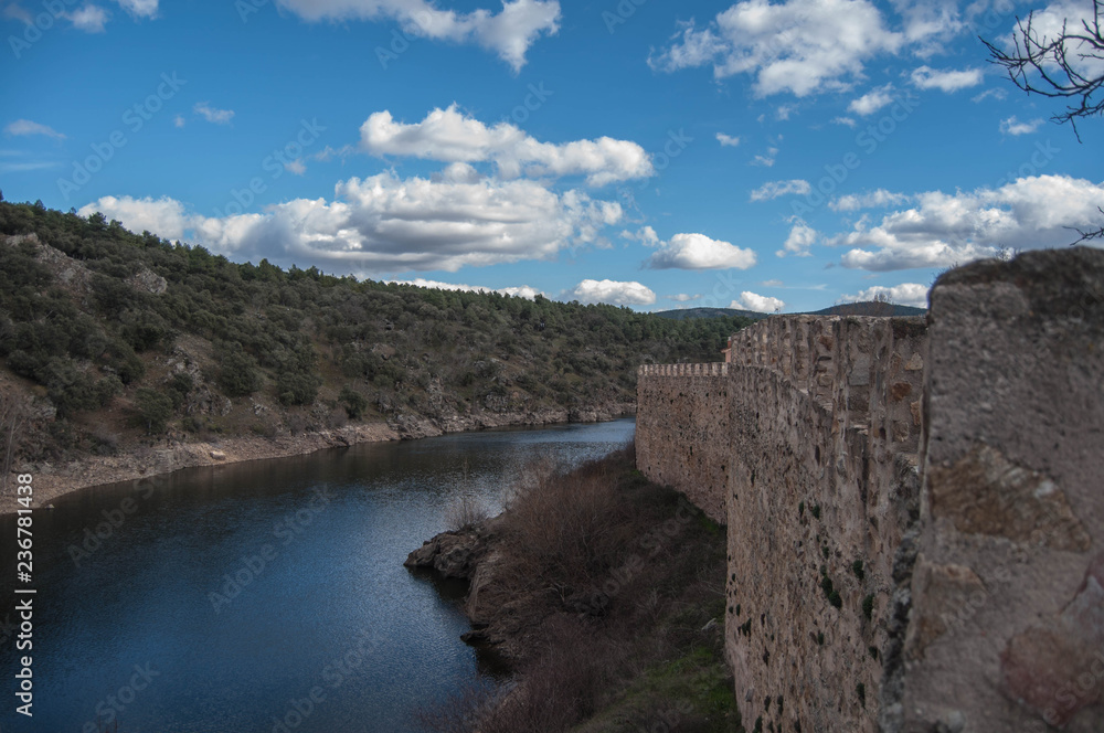 Muralla junto rio