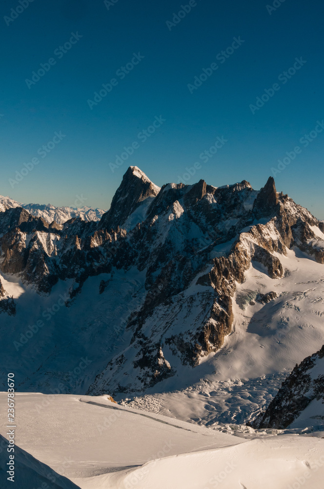 Φωτογραφία View over the French Alps, from the Aiguille du Midi cable on a winter afternoon, just before Christmas