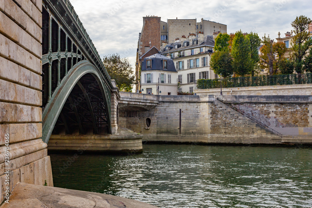 Bridge and buildings over Sena river