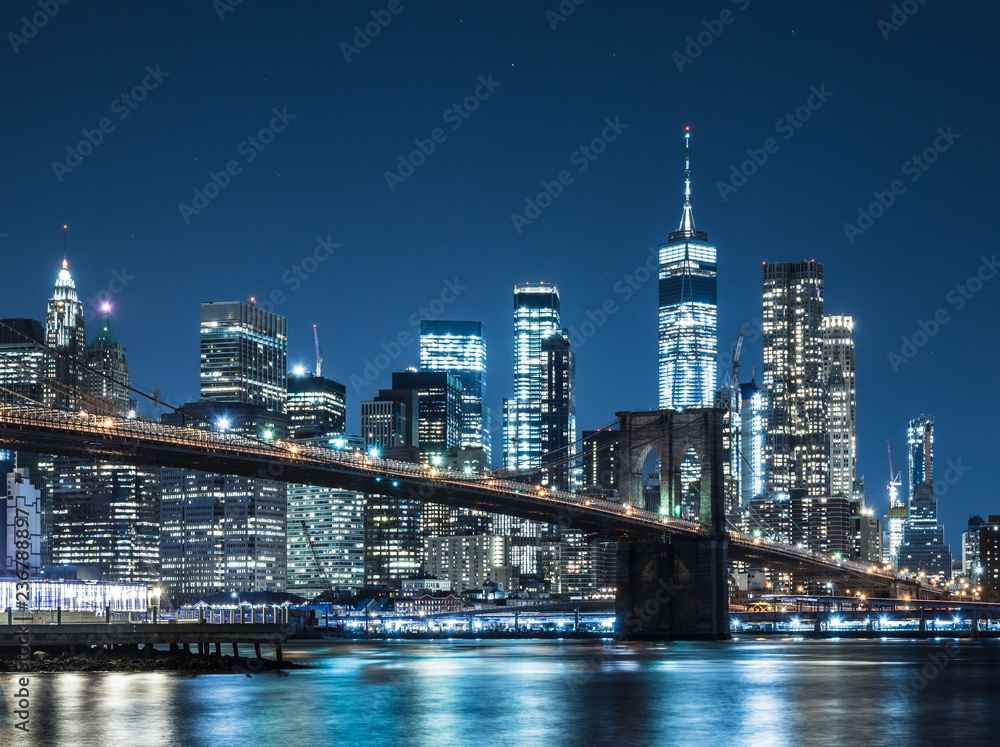 Obraz premium Brooklyn Bridge i wieżowce Manhattan
