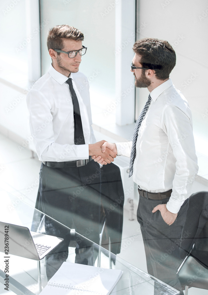 Obraz premium close up.handshake business people in the office