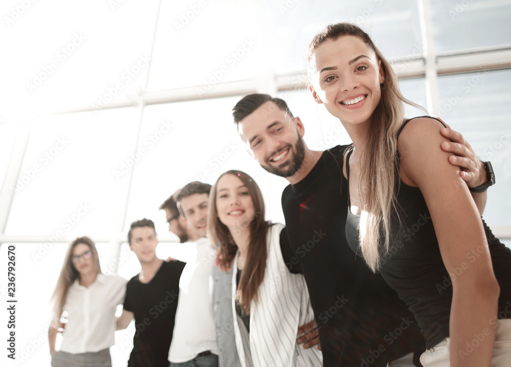 Obraz premium smiling business team standing in the new office