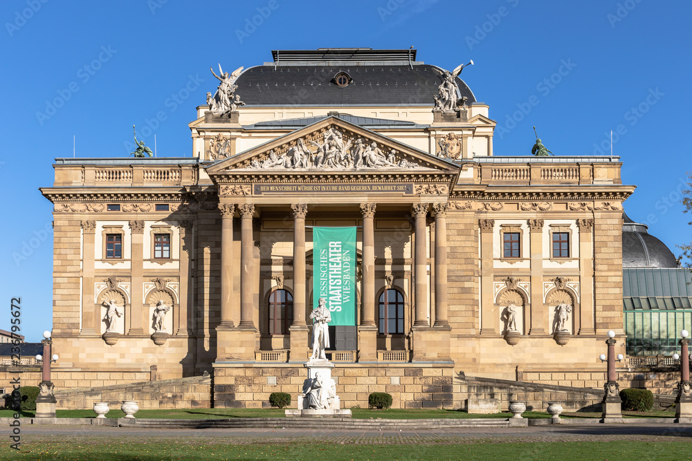 Hessisches Staatstheater Wiesbaden mit dem Schillerdenkmal