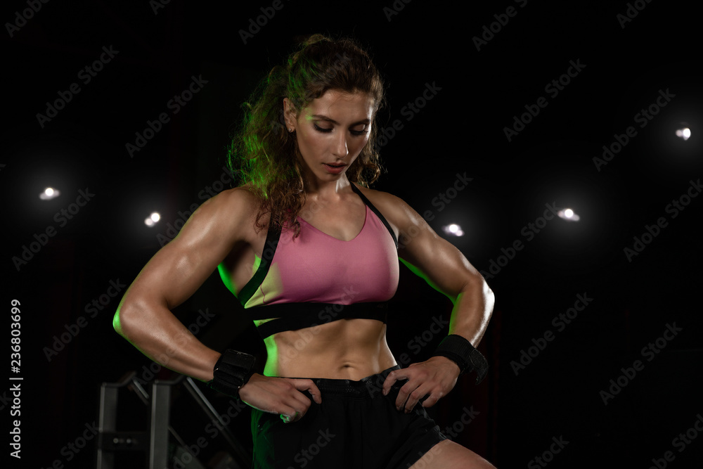 Obraz premium gym hard training woman