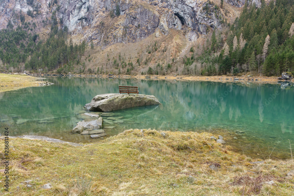 Bank mit Aussicht auf einem Fels inmitten eines Sees