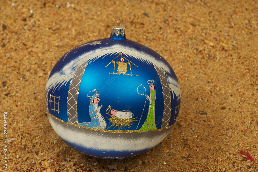esfera gigante navideña con escena del nacimiento navidad foto de Stock |  Adobe Stock