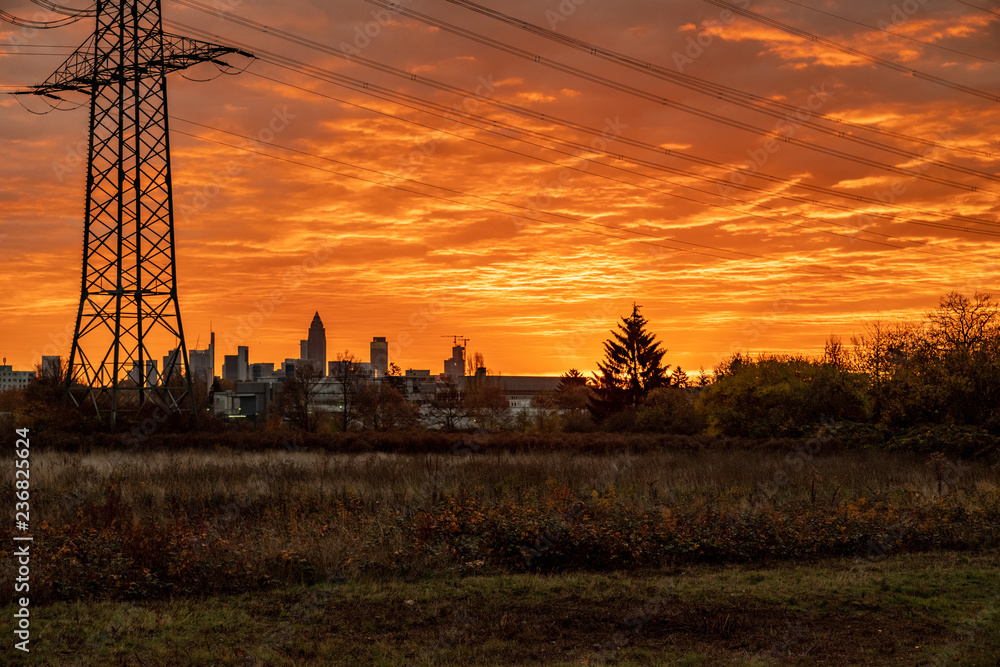 Fototapeta premium Skyline view with dramatic sunrise