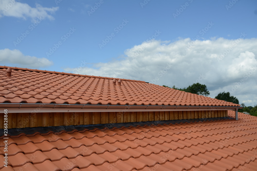 fertige Dachdecker Bauarbeiten auf Haus Dach: Dachdecker Hintergrund Dachziegel, freie Fläche Hintergrund und Himmel im Sonnenschein