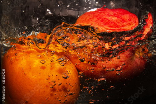 Fototapeta Naklejka Na Ścianę i Meble -  Orange and apple in water