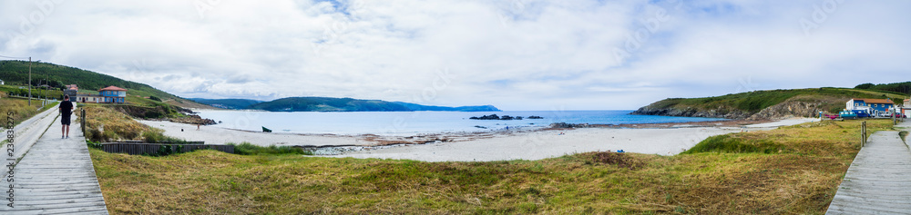 Paisaje panorámico de la Playa de Nemiña en La Coruña, verano de 2018
