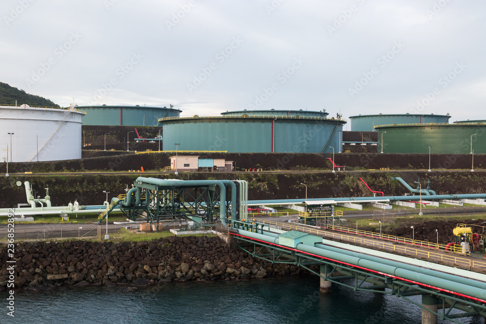 Obraz premium Oil terminal with tanks and pipeline for storage in the seaport.