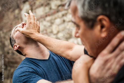 Foto Kapap instructor demonstrates street fighting self defense techniques