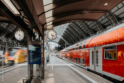 Bahnverkehr im Bahnhof mit Uhranzeige photo