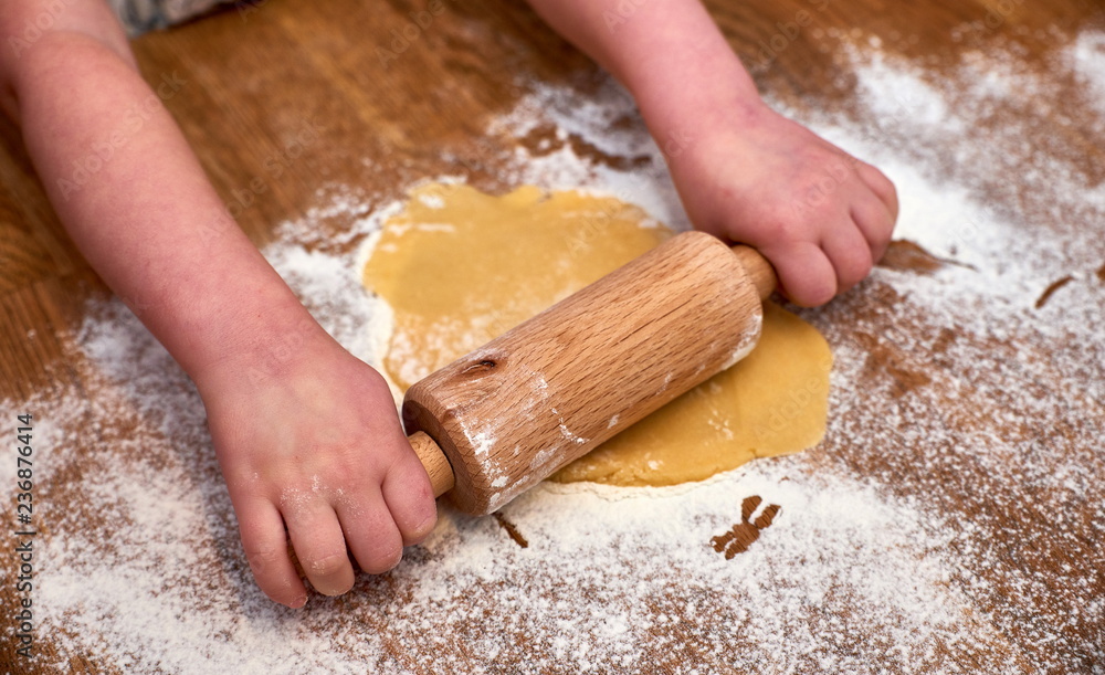 kids baking xmas cookies kids baking xmas cookies