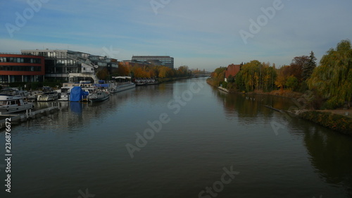 Architektur im Herbst am Wasser