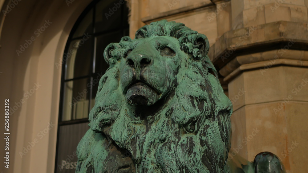 Fototapeta premium Skulptur vor der Universität
