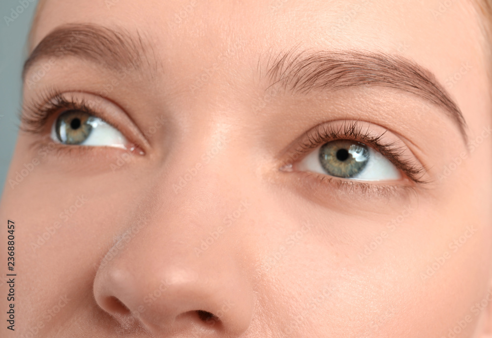 Fototapeta premium Młoda kobieta z pięknymi naturalnymi rzęsami, zbliżenie