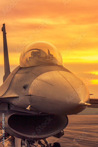 Foto Fighting military fighter jet aircraft parked on runway in the base airforce sta