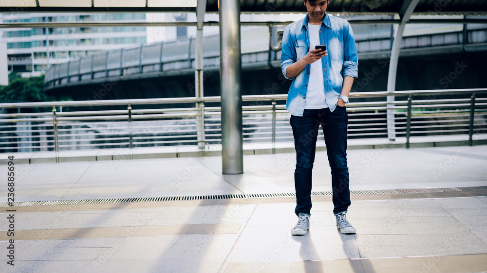Obraz premium Man holding a smartphone. using cell phone on lifestyle. Technology for communication concept.