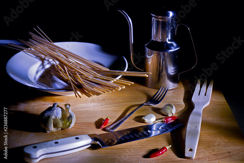 Cibo - cucina - piatto - pasta -  spaghetti - peperoncino - aglio - olio -posate - cena