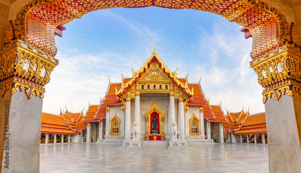 Obraz premium Thai Marble Temple (Wat Benchamabophit Dusitvanaram) in Bangkok, Thailand