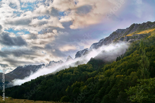 Nieblas matinales en el Pirineo. Pirineo aragones, españa