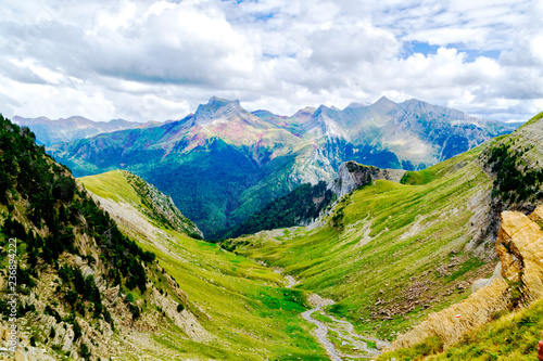 Nubes y claros en el Pirineo Aragones, España