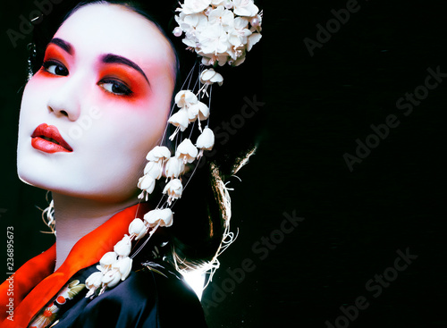 Fotografia geisha in kimono on black