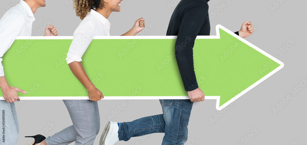 Obraz premium Businesspeople with an arrow moving forward