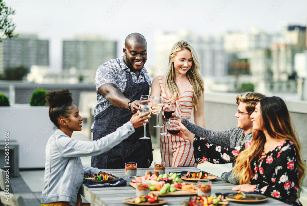 Obraz premium Gorgeous friends toasting at a summer party