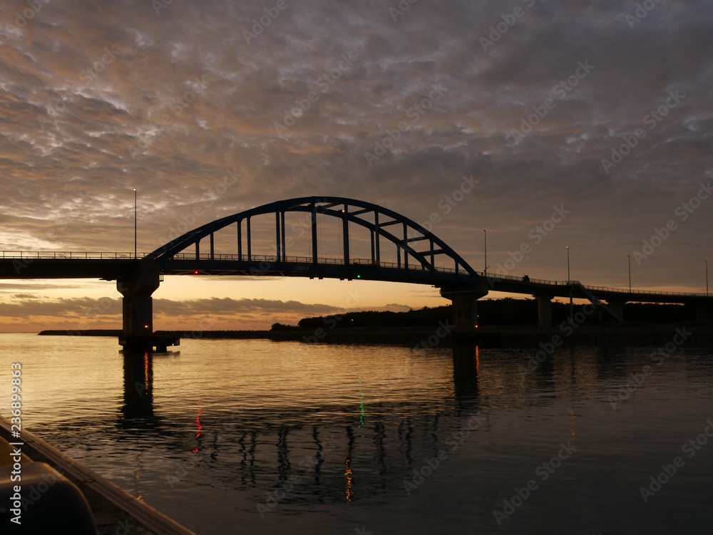 Naklejka premium bridge at sunset