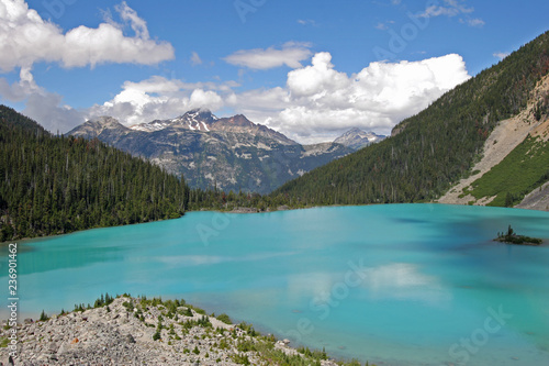 Fototapeta Naklejka Na Ścianę i Meble -  Upper Joffre Lake in Joffre Lakes Provincial Park, British Columbia, Canada.