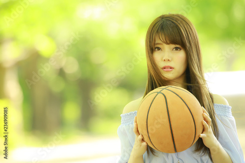 バスケットボールを持つ女性