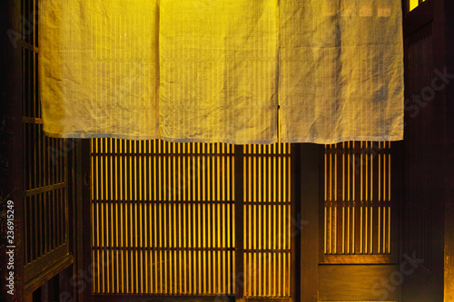 夜の京都祇園、日本料理店の玄関と暖簾