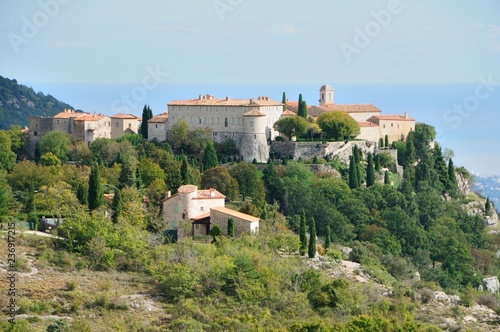 Blick auf Gourdon und die Mittelmeerküste