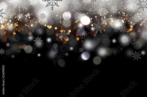 красивый блестящий праздничный фон с блестками и снежинка на черном фоне     