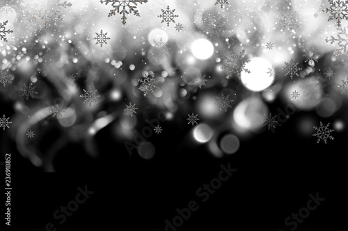красивый блестящий праздничный фон с блестками и снежинка на черном фоне      