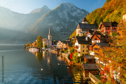 Canvastavla Sunrise view of famous Hallstatt mountain village with Hallstatter lake, Austria