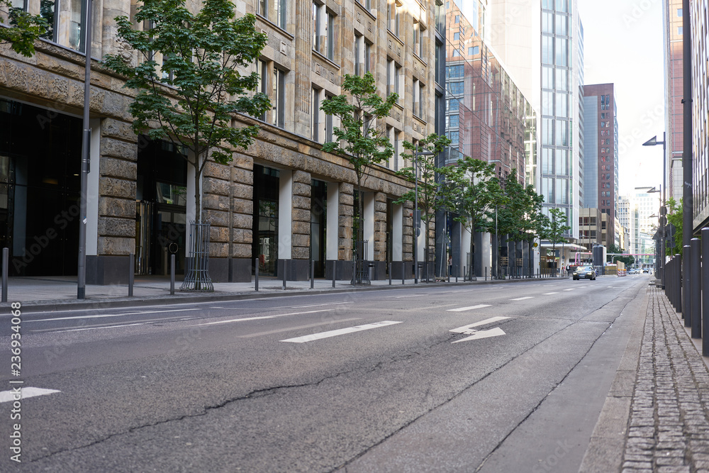 Fototapeta Pusta jezdnia na ulicie w mieście