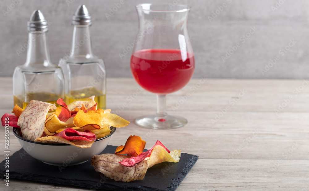 Mix of root vegetable chips made of sweet potato,beetroot, parsnip,manioc and taro. Mix of root vegetable chips made of sweet potato,beetroot, parsnip,manioc and taro.