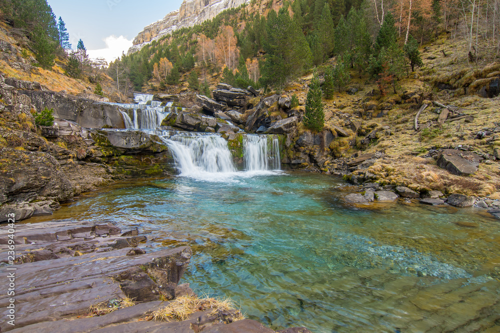 Fototapeta piękny strumień w parku narodowym Monte Perdido, Hiszpania