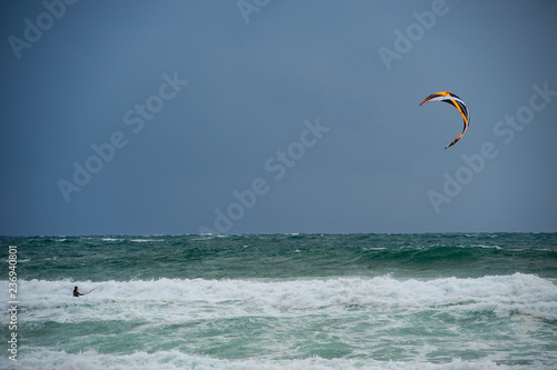 Kitesurfen bei stürmischem Wetter