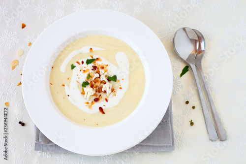 Blumenkohl-Suppe mit Mandelblättchen