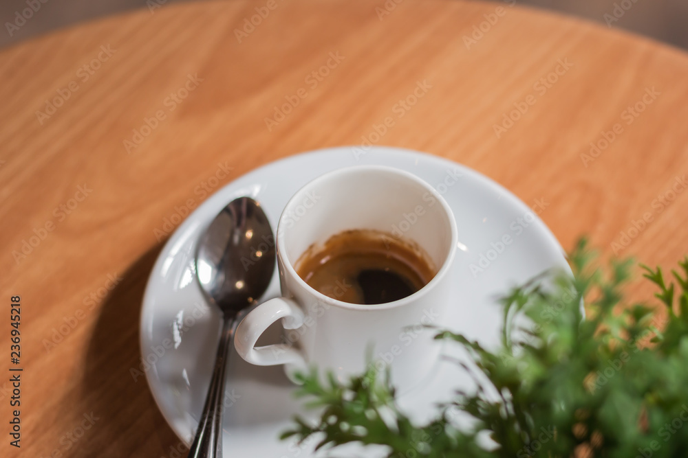 Obraz premium Coffee and green leave on wooden floor.