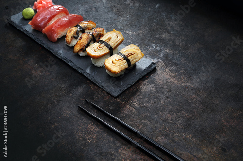 Sushi. Zestaw sushi .Kompozycja na ciemnym tle. 