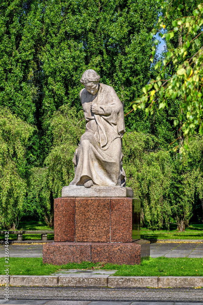Φωτογραφία Statue of Motherland  in Soviet War Memorial and military cemetery in Berlin's Treptower Park