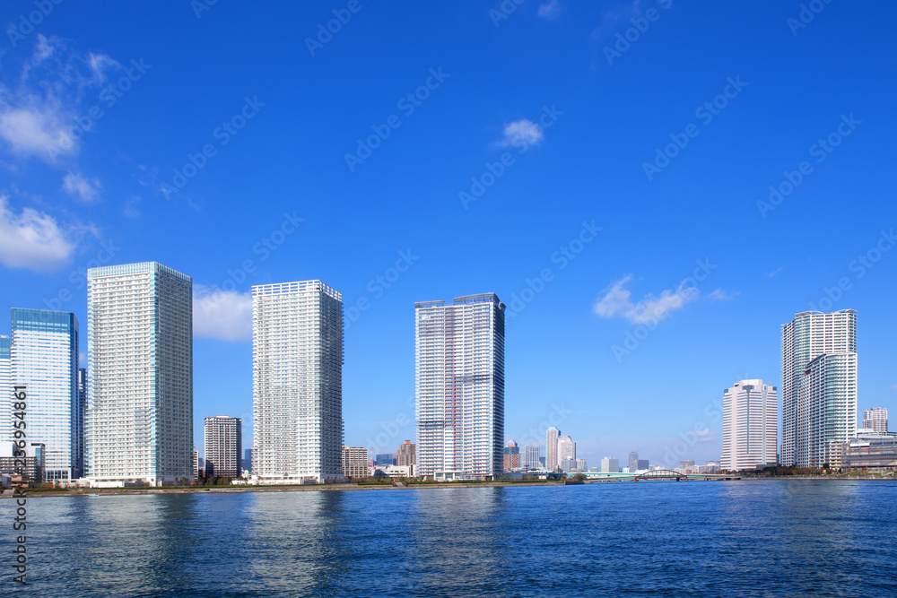 晴海運河と高層ビル