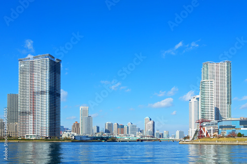 晴海運河と高層ビル © mamoga