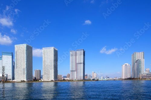 晴海運河と高層ビル © mamoga
